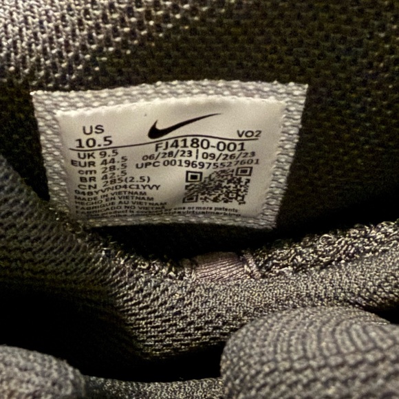 Nike Men’s Black and Gray Shoes - Picture 10 of 10